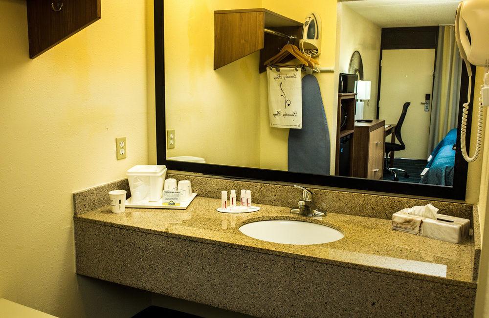 Days Inn By Wyndham Newark Wilmington Exteriör bild
