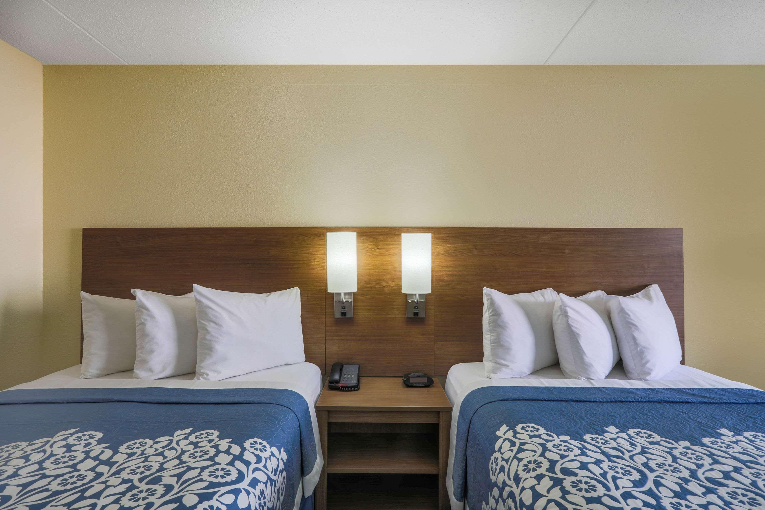 Days Inn By Wyndham Newark Wilmington Exteriör bild