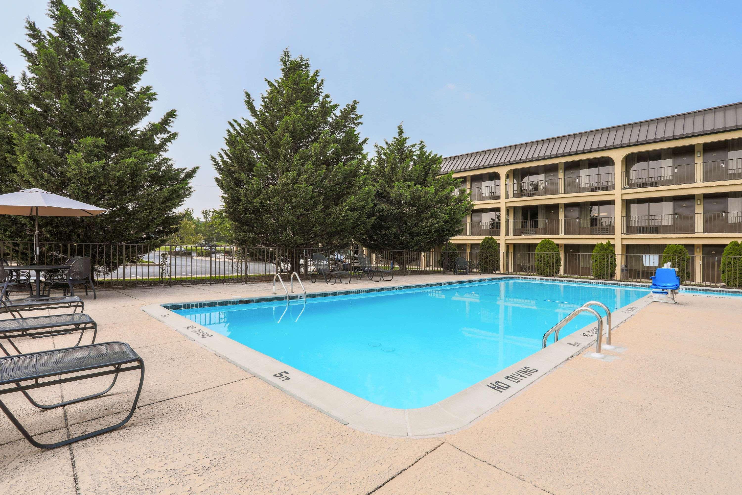 Days Inn By Wyndham Newark Wilmington Exteriör bild