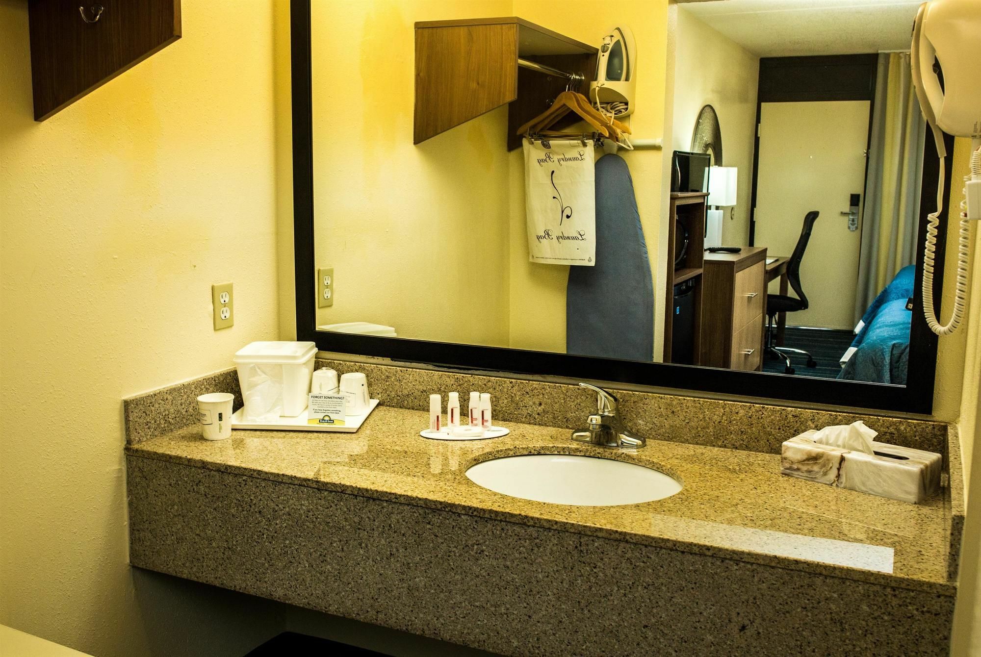 Days Inn By Wyndham Newark Wilmington Exteriör bild